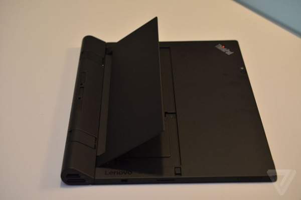 Tablet biến thành laptop, máy chiếu, camera 3D từ Lenovo 2