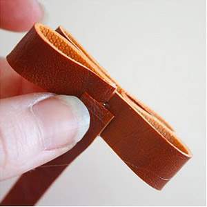Cách làm băng đô handmade cực "chất" từ chiếc ví cũ 4