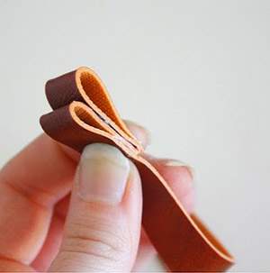 Cách làm băng đô handmade cực "chất" từ chiếc ví cũ 2