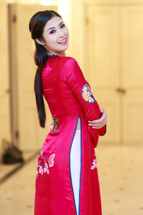 6 kiểu tóc kết hợp áo dài đẹp nhất của sao Việt 36