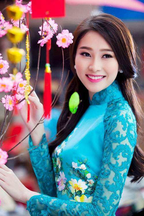 6 kiểu tóc kết hợp áo dài đẹp nhất của sao Việt 33