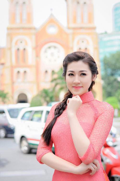 6 kiểu tóc kết hợp áo dài đẹp nhất của sao Việt 39