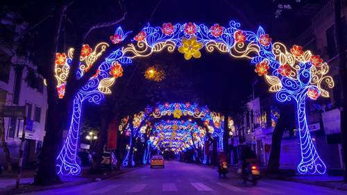 Mãn nhãn đèn hoa trang trí Tết dọc con phố Phan Đình Phùng 6