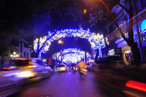 Mãn nhãn đèn hoa trang trí Tết dọc con phố Phan Đình Phùng 9