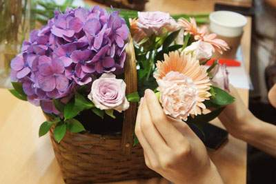 Quá đơn giản để học cách cắm lẵng hoa siêu đẹp tặng thầy cô 6