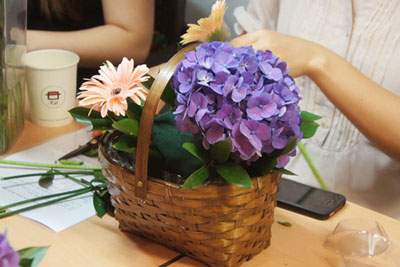 Quá đơn giản để học cách cắm lẵng hoa siêu đẹp tặng thầy cô 4