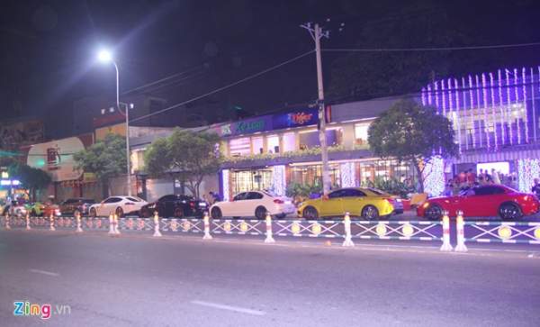 Siêu xe và xe thể thao xếp hàng dài trên phố Sài Gòn 15