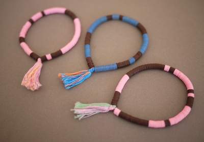 Cách làm vòng tay handmade từ hạt sequin và dây cói 8