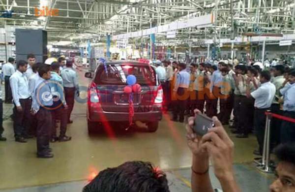 Toyota Innova thế hệ đầu tiên "nghỉ hưu" tại Ấn Độ 2