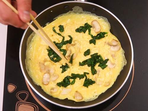 Bữa cơm cuối tuần biến tấu với món trứng chiên nấm cải bó xôi 6