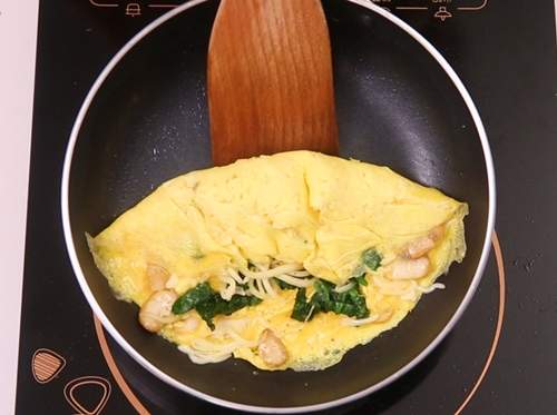 Bữa cơm cuối tuần biến tấu với món trứng chiên nấm cải bó xôi 7