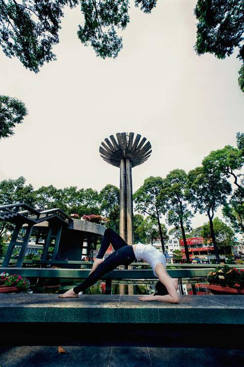 Phương Trinh Jolie tập yoga khắp Sài Gòn 33
