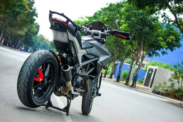 Ducati Hyperstrada sơn phối màu xám đen của biker Sài Gòn 5