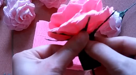 Tổng hợp cách làm hoa hồng bằng giấy nhún "dễ nhất quả đất" 6
