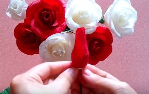 Tổng hợp cách làm hoa hồng bằng giấy nhún "dễ nhất quả đất" 11