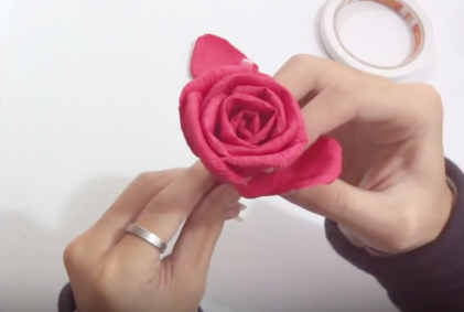 Tổng hợp cách làm hoa hồng bằng giấy nhún "dễ nhất quả đất" 17