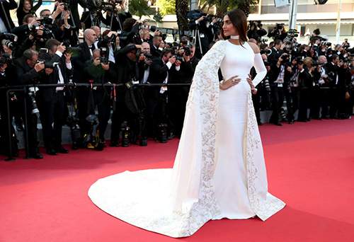 Những chiếc váy gây tốn giấy mực nhất tại Cannes 2016 36