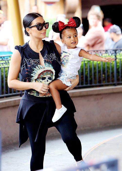 Thời trang sành điệu của con gái Kim Kardashian 48