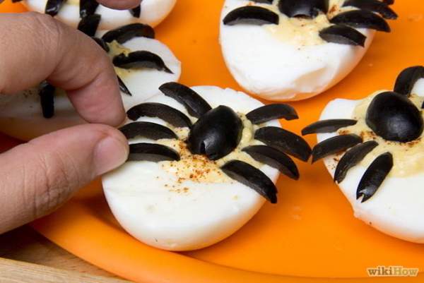 Làm món nhện trứng độc đáo cho tiệc Halloween 10