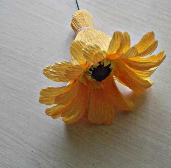 Làm hoa hướng dương bằng giấy nhún khoe sắc vàng 6