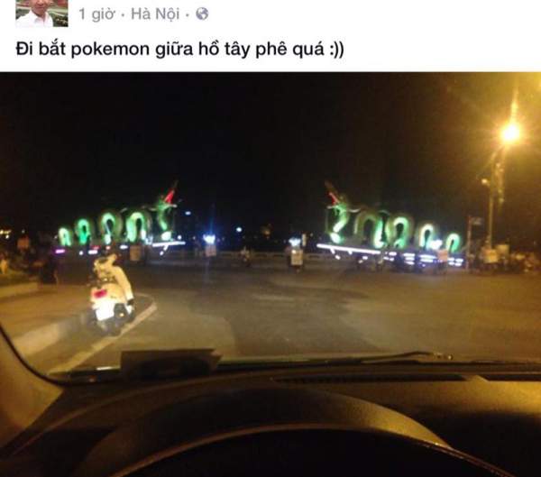 Bạn trẻ nửa đêm lọ mọ đi bắt Pokemon ở Hà Nội 5