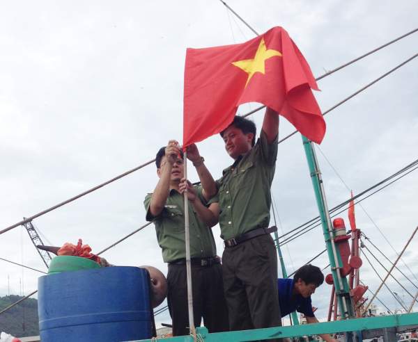 Hàng trăm lá cờ Tổ quốc và phao cứu sinh cùng ngư dân bám biển, bảo vệ chủ quyền 2