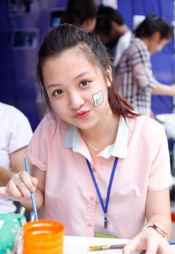 Hot girl trường Phan Đình Phùng mừng rỡ trở thành tân sinh viên Ngoại Thương 5