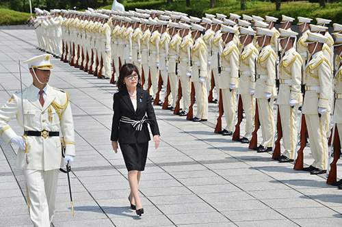 Thời trang nữ tính của tân Bộ trưởng Quốc phòng Nhật Bản 57 tuổi 18