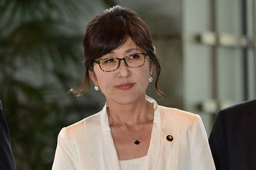Thời trang nữ tính của tân Bộ trưởng Quốc phòng Nhật Bản 57 tuổi 3