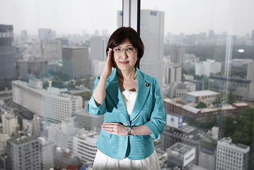 Thời trang nữ tính của tân Bộ trưởng Quốc phòng Nhật Bản 57 tuổi 48