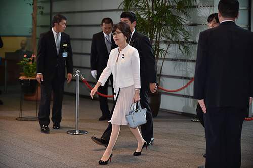 Thời trang nữ tính của tân Bộ trưởng Quốc phòng Nhật Bản 57 tuổi 12
