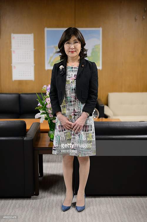 Thời trang nữ tính của tân Bộ trưởng Quốc phòng Nhật Bản 57 tuổi 36