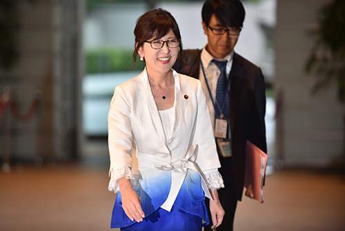 Thời trang nữ tính của tân Bộ trưởng Quốc phòng Nhật Bản 57 tuổi 21
