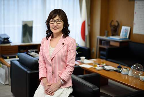 Thời trang nữ tính của tân Bộ trưởng Quốc phòng Nhật Bản 57 tuổi 6