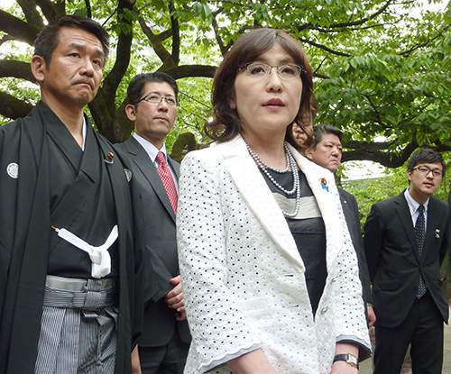 Thời trang nữ tính của tân Bộ trưởng Quốc phòng Nhật Bản 57 tuổi 33