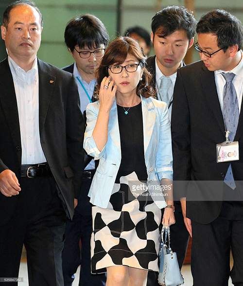 Thời trang nữ tính của tân Bộ trưởng Quốc phòng Nhật Bản 57 tuổi 27