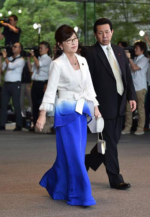 Thời trang nữ tính của tân Bộ trưởng Quốc phòng Nhật Bản 57 tuổi 24