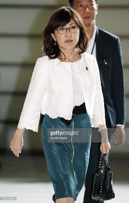 Thời trang nữ tính của tân Bộ trưởng Quốc phòng Nhật Bản 57 tuổi 30
