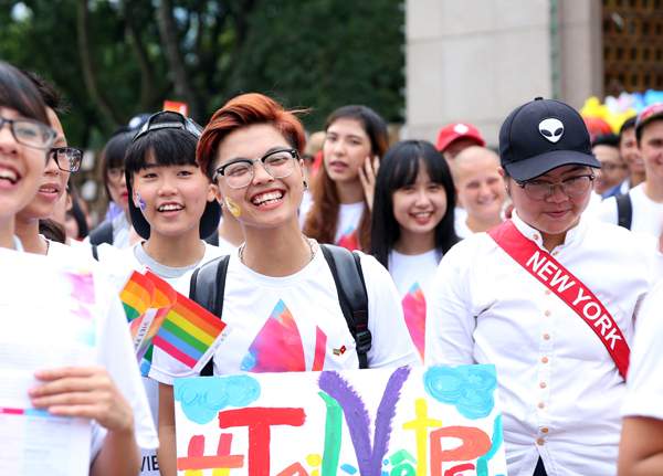 Cộng đồng LGBT khoe sắc màu trong “Hành trình tự hào” 8