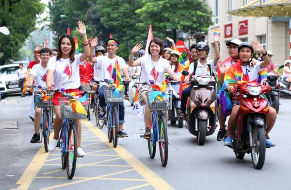 Cộng đồng LGBT khoe sắc màu trong “Hành trình tự hào” 6
