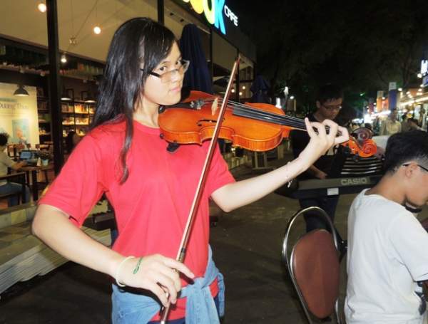 Bạn trẻ ngẫu hứng chơi nhạc cổ điển trên phố sách Sài Gòn 2