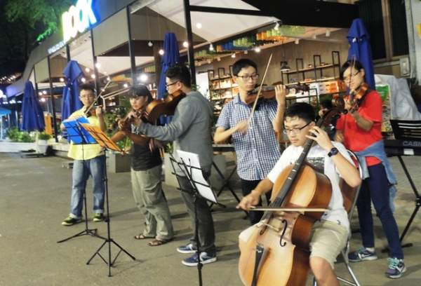 Bạn trẻ ngẫu hứng chơi nhạc cổ điển trên phố sách Sài Gòn 3