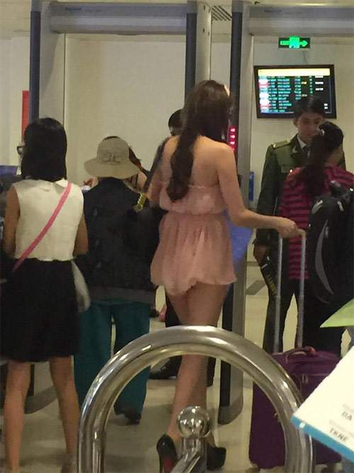 Hốt hoảng với váy ngắn, áo hở của bạn gái Việt tại trung tâm mua sắm 9