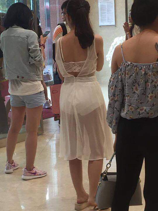 Hốt hoảng với váy ngắn, áo hở của bạn gái Việt tại trung tâm mua sắm 3