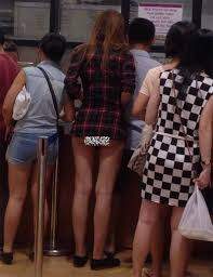 Hốt hoảng với váy ngắn, áo hở của bạn gái Việt tại trung tâm mua sắm 12