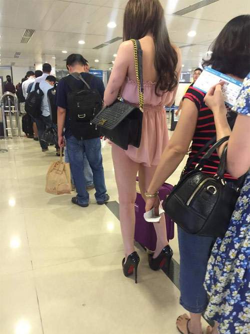 Hốt hoảng với váy ngắn, áo hở của bạn gái Việt tại trung tâm mua sắm 6