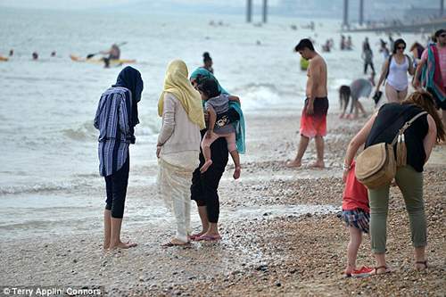 Áo tắm của phụ nữ Hồi giáo bị cấm mặc ở Pháp 9