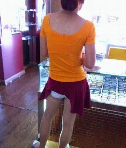 Hốt hoảng với váy ngắn, áo hở của bạn gái Việt tại trung tâm mua sắm 27