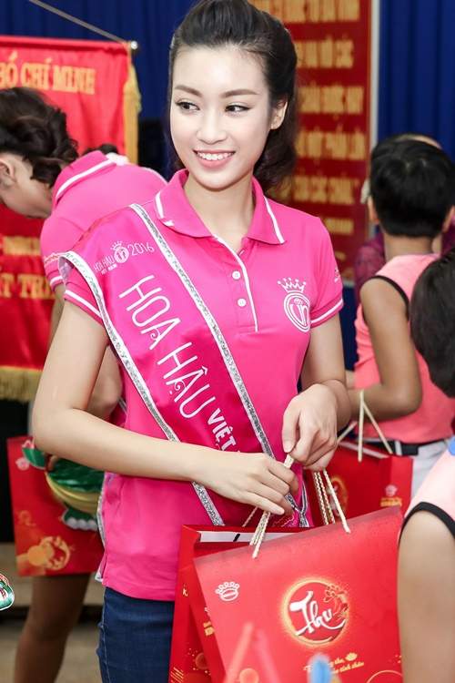 Đi từ thiện, Hoa hậu Đỗ Mỹ Linh trang điểm nhẹ nhàng thật xinh 6