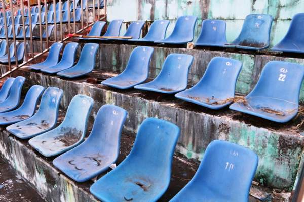 Cảnh “hoang tàn” trong sân bóng đá trăm tỷ ở Ninh Bình 14